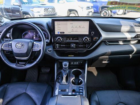 Used 2023 Toyota Highlander Limited image 2