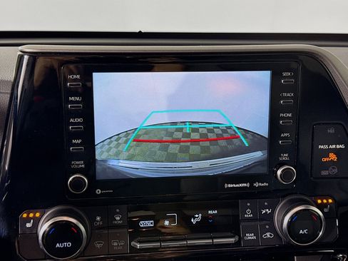 Certified 2022 Toyota Highlander XLE image 16