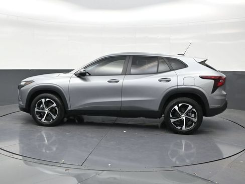 Used 2025 Chevrolet Trax RS FWD image 2