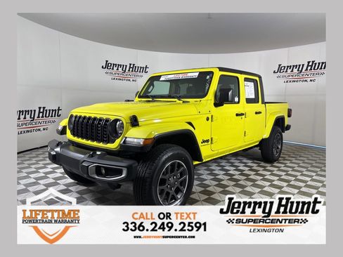 Used 2024 Jeep Gladiator Sport image 1