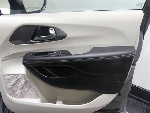 Used 2023 Chrysler Pacifica Touring-L FWD image 19