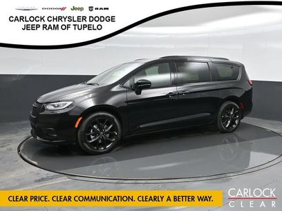 New 2026 Chrysler Pacifica Limited w/ Uconnect Theater Family Group