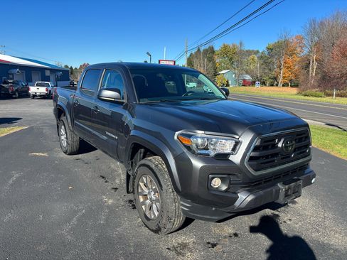 Used 2018 Toyota Tacoma TRD Off-Road image 3