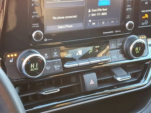 Used 2020 Toyota Highlander XLE image 23