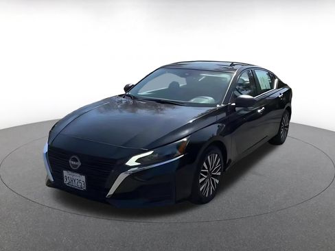 Used 2025 Nissan Altima 2.5 SV FWD image 7