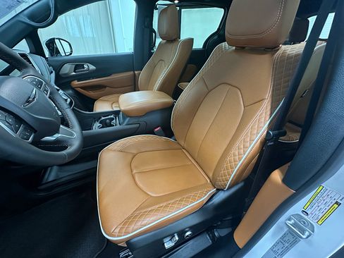 Used 2025 Chrysler Pacifica Pinnacle FWD image 24