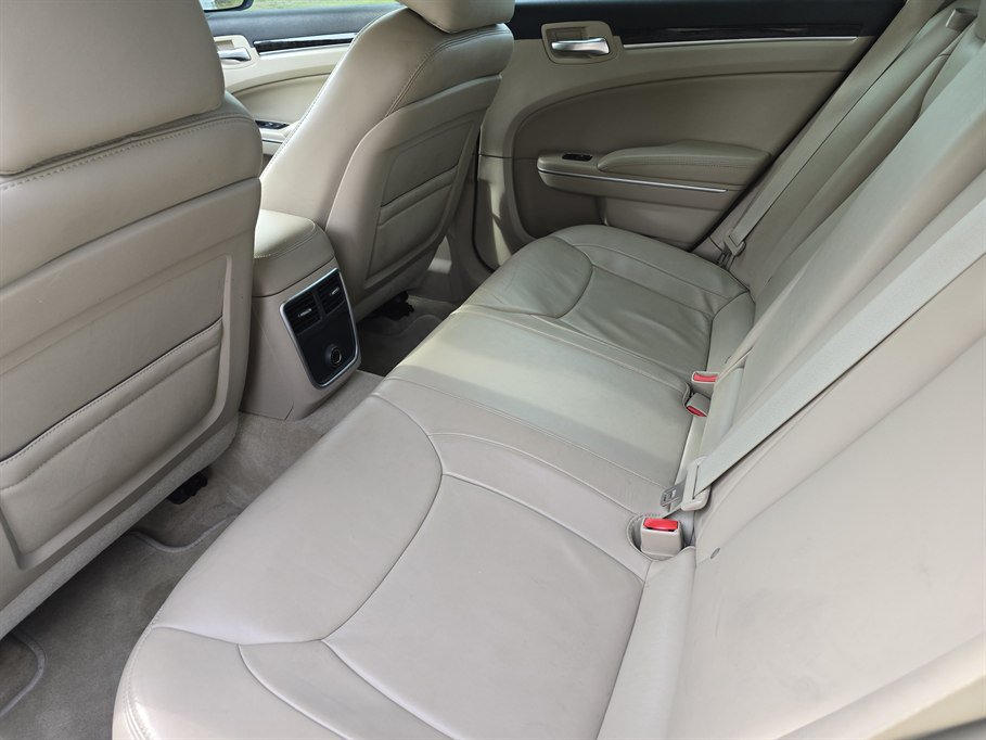 Used 2014 Chrysler 300 w/ Driver Convenience Group RWD image 16
