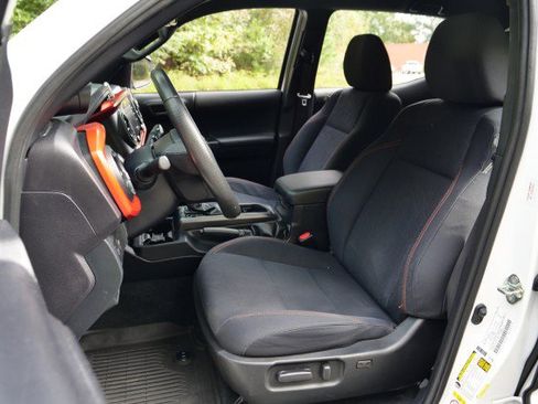 Used 2020 Toyota Tacoma TRD Sport image 3