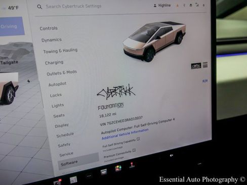 Used 2024 Tesla Cybertruck AWD Crew Cab image 33