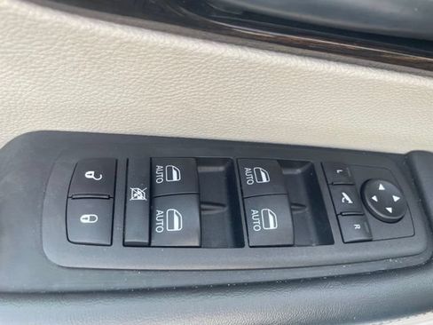 Used 2023 Chrysler Pacifica Limited FWD image 13