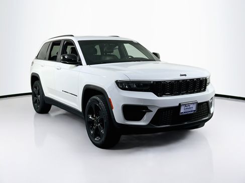Used 2023 Jeep Grand Cherokee Altitude AWD/4WD image 3