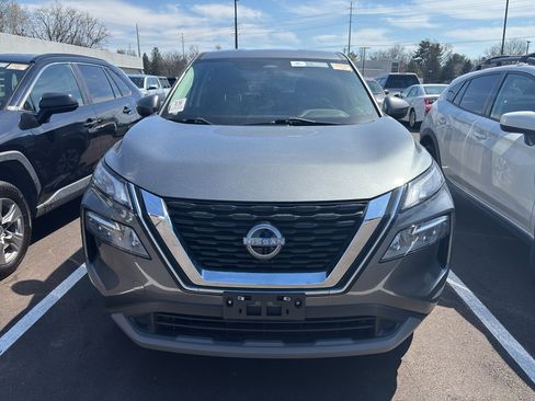 Used 2023 Nissan Rogue SV image 2