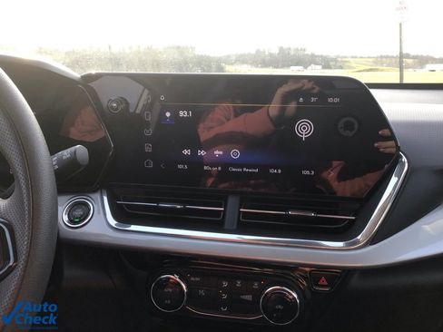 Used 2025 Chevrolet Trax LT image 33