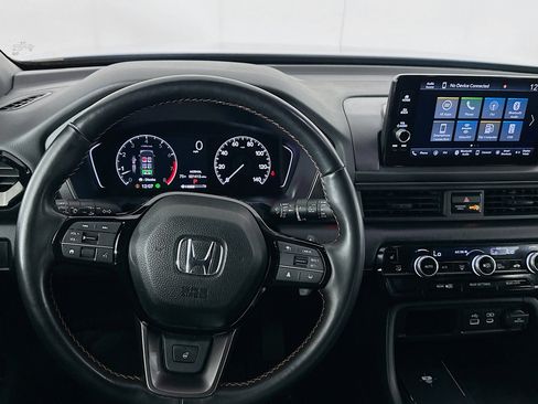 Used 2025 Honda Pilot TrailSport image 17