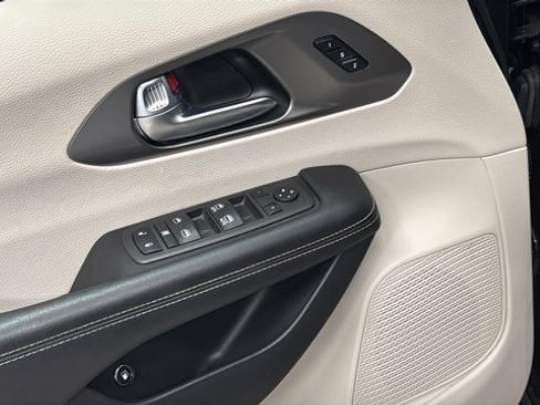 Used 2022 Chrysler Pacifica Touring-L FWD image 19