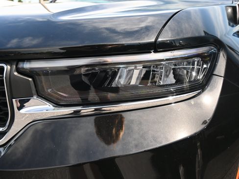 Used 2025 Jeep Grand Cherokee Laredo X w/ Luxury Tech Group I RWD image 6