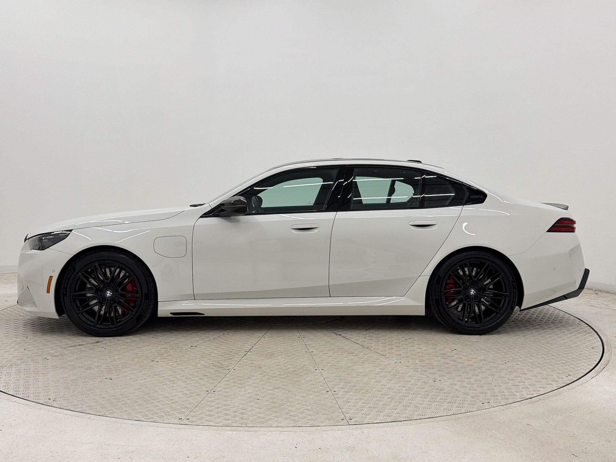 Used 2025 BMW M5 w/ Carbon Package AWD/4WD image 2