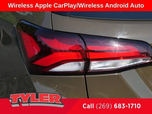 Used 2023 Chevrolet Equinox Premier FWD image 12