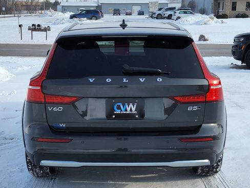 Used 2025 Volvo V60 B5 Cross Country Plus image 11