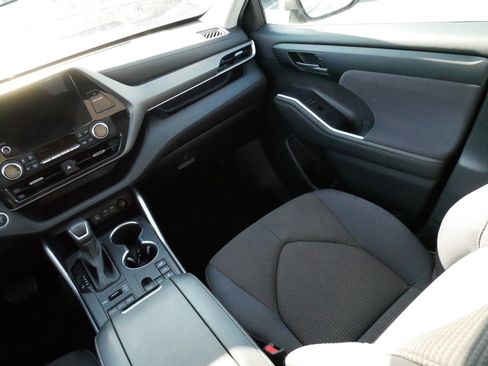 Used 2023 Toyota Highlander LE image 11