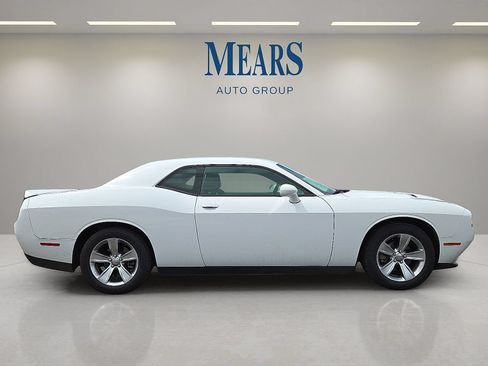 Used 2021 Dodge Challenger SXT w/ Driver Convenience Group RWD image 6