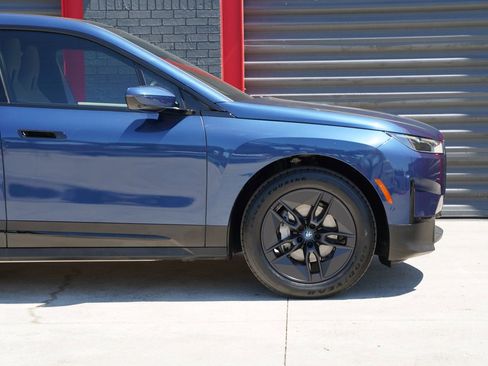 Used 2024 BMW iX xDrive50 w/ Premium Package AWD/4WD image 4