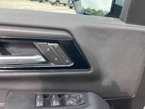 Used 2025 GMC Yukon Denali AWD/4WD image 17