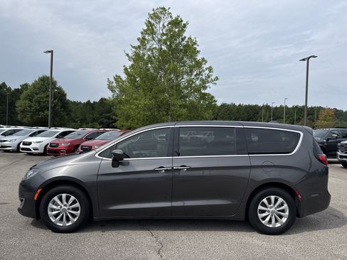 Used 2019 Chrysler Pacifica Touring Plus w/ Advanced Safetytec Group FWD image 4