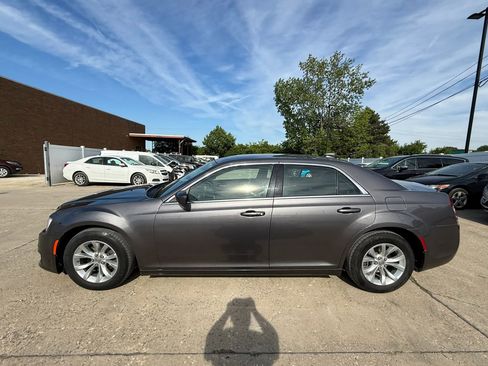 Used 2019 Chrysler 300 Touring RWD image 7