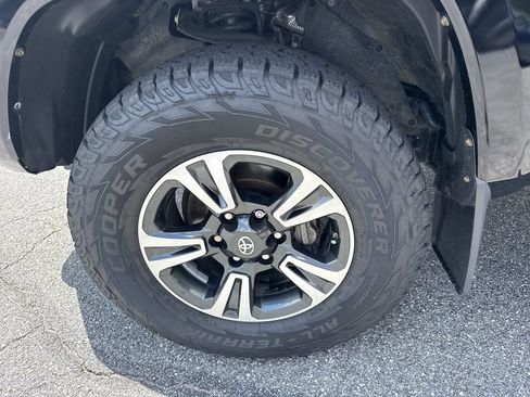 Used 2018 Toyota Tacoma TRD Sport AWD/4WD image 11