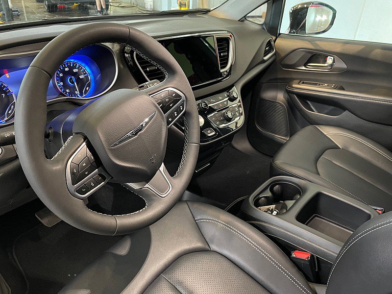Used 2026 Chrysler Pacifica Select FWD image 8