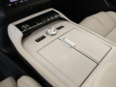 New 2026 Lincoln Navigator Premiere AWD/4WD image 9