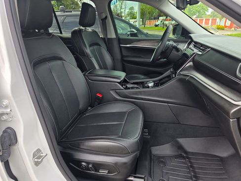 Used 2023 Jeep Grand Cherokee Limited w/ Luxury Tech Group II AWD/4WD image 27