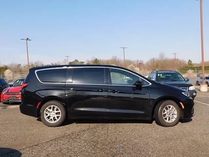 Used 2025 Chrysler Pacifica Select