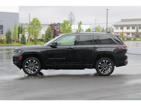 Used 2022 Jeep Grand Cherokee Overland w/ Luxury Tech Group IV AWD/4WD image 2