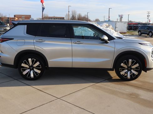 Used 2025 Mitsubishi Outlander SE image 4