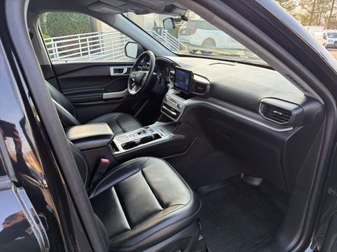 Used 2024 Ford Explorer XLT w/ Equipment Group 202A RWD image 9
