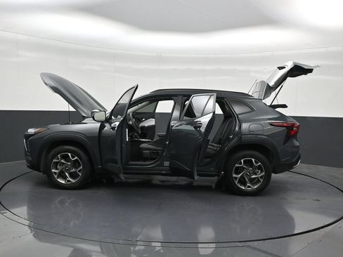 Used 2025 Chevrolet Trax LT FWD image 33