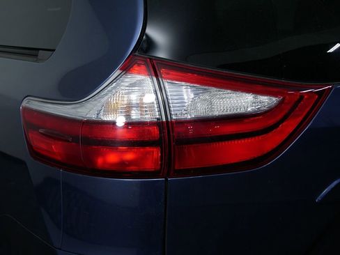 Used 2017 Toyota Sienna XLE image 12