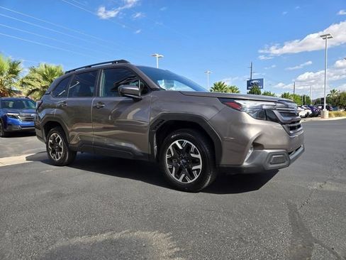 Used 2025 Subaru Forester Premium AWD/4WD image 2