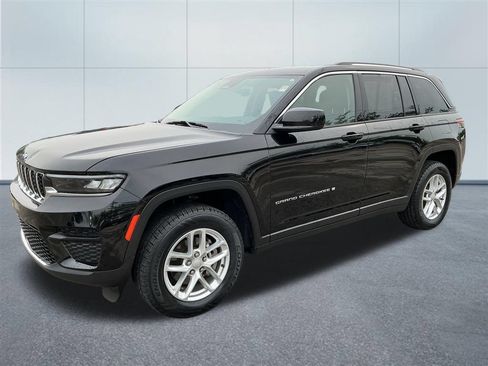 Used 2023 Jeep Grand Cherokee Laredo AWD/4WD image 2