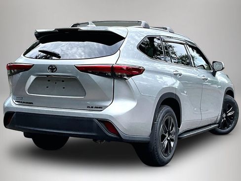 Used 2021 Toyota Highlander XLE AWD/4WD image 5