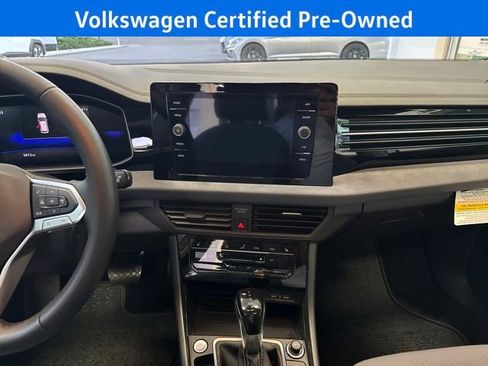 Certified 2025 Volkswagen Jetta SE w/ Sunroof Package image 22