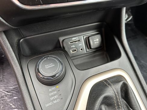 Used 2017 Jeep Cherokee Limited AWD/4WD image 27