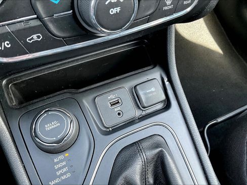 Used 2019 Jeep Cherokee Latitude w/ Popular Appearance Group AWD/4WD image 16
