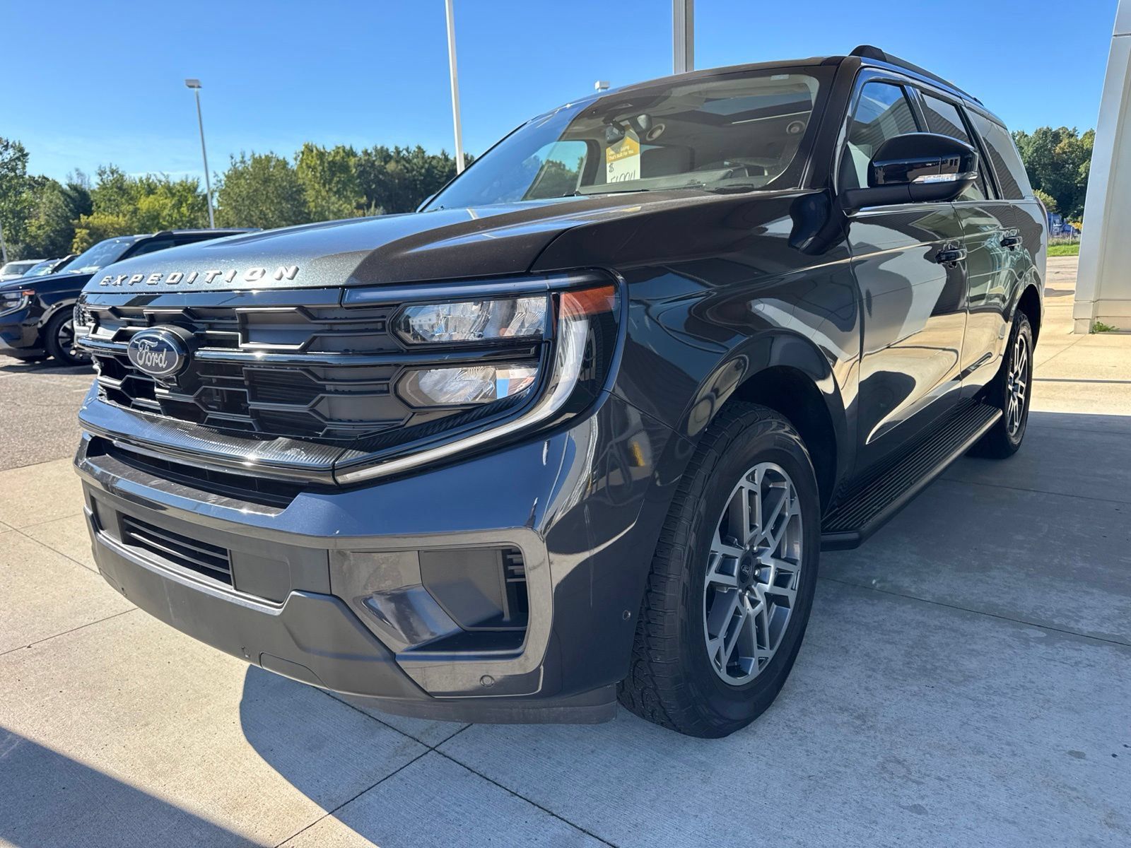 Used 2025 Ford Expedition Active AWD/4WD image 3
