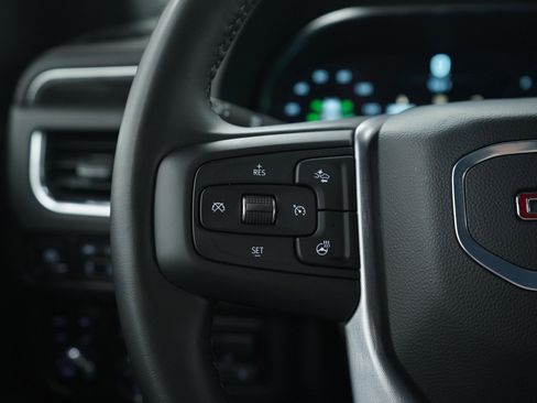 Used 2024 GMC Yukon SLT w/ SLT Luxury Package image 28