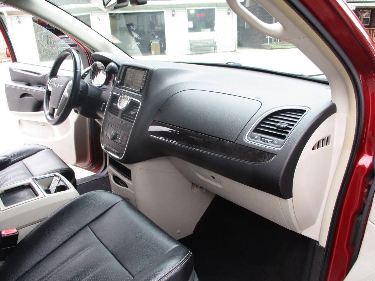 Used 2015 Chrysler Town & Country Touring-L w/ Driver Convenience Group FWD image 23