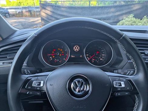 Certified 2021 Volkswagen Tiguan SE FWD image 38