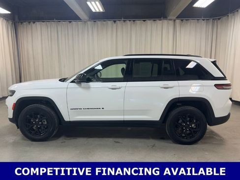 Used 2025 Jeep Grand Cherokee Altitude AWD/4WD image 9